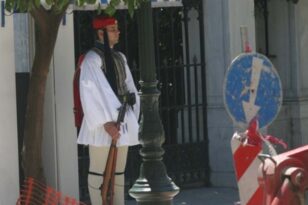 Εύζωνας στην Ηρ. Αττικού πλακώθηκε με πρώην ΟΥΚά που πήγε να του πάρει το όπλο