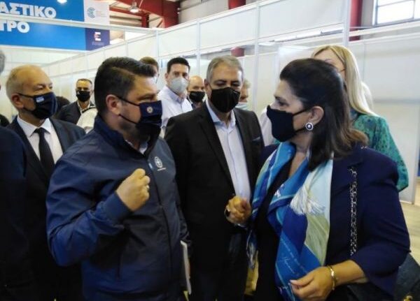 Κέρκυρα: Χαρδαλιάς, Καρβέλης, Κράτσα στο mega εμβολιαστικό κέντρο