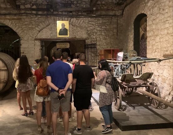 Η Achaia Clauss άνοιξε πάλι τις πύλες της για το κοινό Η Achaia Clauss άνοιξε πάλι τις πύλες της για το κοινό