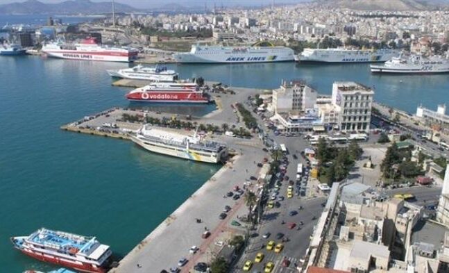 Απίστευτη ταλαιπωρία στο λιμάνι του Πειραιά, ουρές λόγω απεργίας