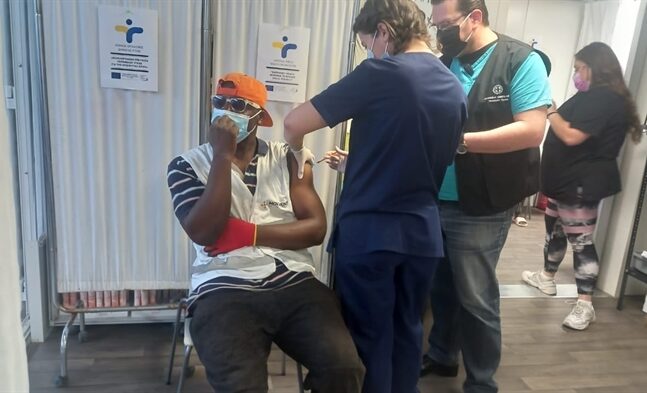 Πρεμιέρα εμβολιασμών στους πρόσφυγες στα νησιά