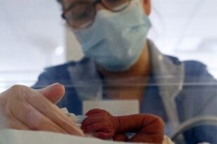 Επιδεινώθηκε η κατάσταση του βρέφους με κορονοϊό