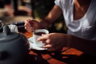 Καφές και τσάι μειώνουν τις πιθανότητες για εγκεφαλικό ή άνοια