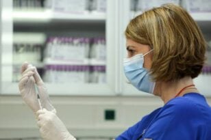 EMA: Αποτελεσματική η χορήγηση της τρίτης δόσης του εμβολίου στους τρεις μήνες μετά την δεύτερη
