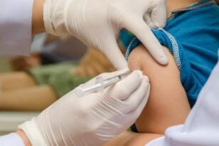 Ανοίγει σήμερα η πλατφόρμα εμβολιασμού για τις ηλικίες 15-17 ετών