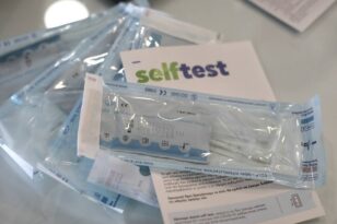 Σχολεία: Από σήμερα τα self test στα φαρμακεία για μαθητές και εμβολιασμένους εκπαιδευτικούς