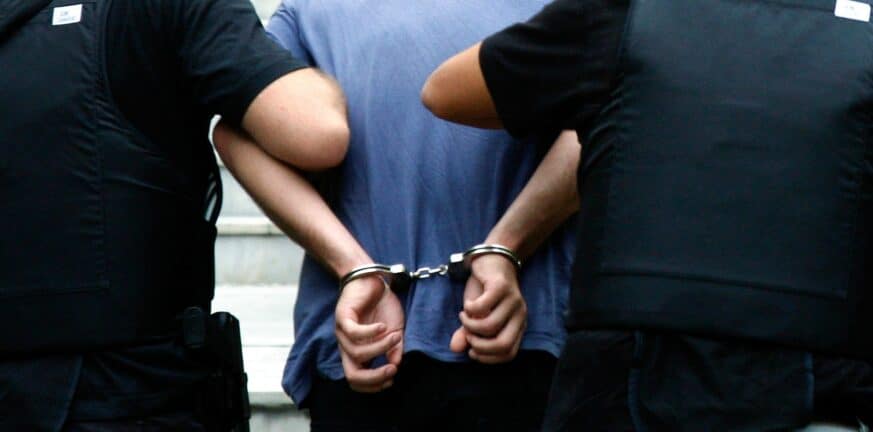 Αχαΐα: Δύο συλλήψεις για ναρκωτικά και κατοχή όπλων