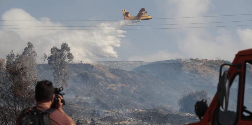Πάρος: Αγωνιώδεις προσπάθειες κατάσβεσης της πυρκαγιάς