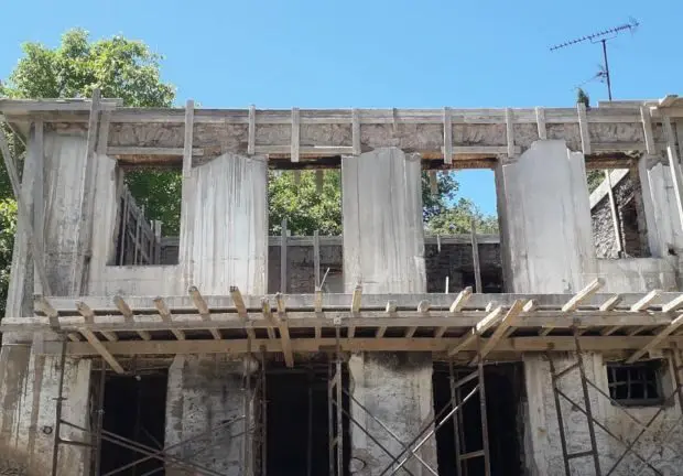 Καλάβρυτα - Δάφνη: Οι κάτοικοι το είπαν και το έκαναν - Φτιάχνεται το σπίτι που κάηκε - ΦΩΤΟ κάτοικοι