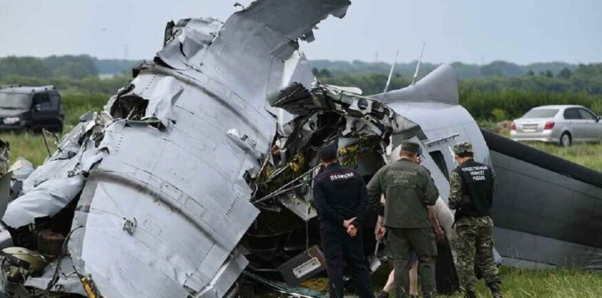 Τα τρία σενάρια που εξετάζονται για τη συντριβή του αεροσκάφους αεροσκάφους