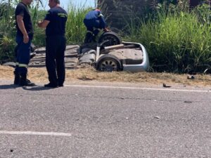 Καλύβια: Ανατροπή οχήματος και πτώση σε αρδευτικό αυλάκι ΦΩΤΟ