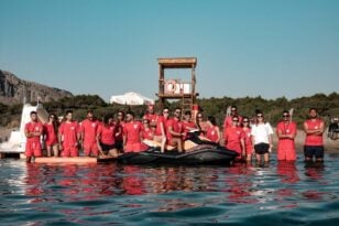 Αχαΐα: Οι υπέροχοι "θεοί" του νερού - Οι 22 ναυαγοσώστες που προσέχουν τις αγαπημένες μας παραλίες ΦΩΤΟ
