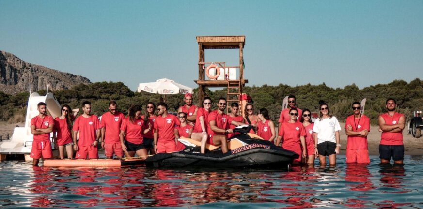 Αχαΐα: Οι υπέροχοι "θεοί" του νερού - Οι 22 ναυαγοσώστες που προσέχουν τις αγαπημένες μας παραλίες ΦΩΤΟ