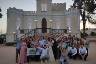 Πάτρα: Ο γάμος του δημοτικού συμβούλου με σημαίες του ΠΑΣΟΚ ΦΩΤΟ