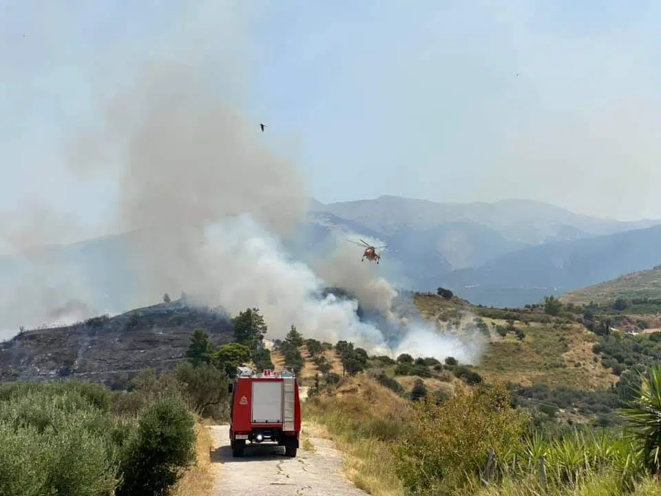 Πάτρα - Φωτιά: Λεωφορείο μεταφέρει κατοίκους των περιοχών που κινδυνεύουν