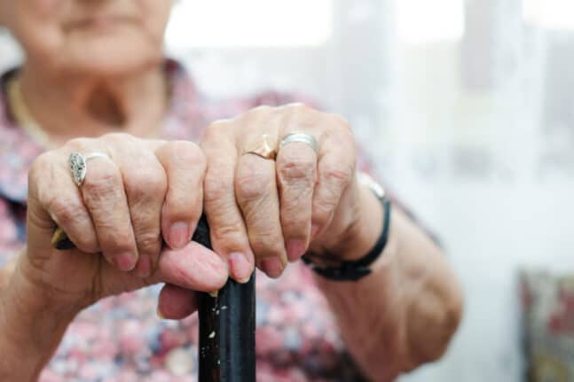 Σοκαριστικό βίντεο: 90χρονη υποφέρει στα χέρια γηροκόμου λίγες ημέρες πριν πεθάνει
