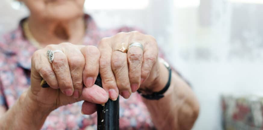 Σοκαριστικό βίντεο: 90χρονη υποφέρει στα χέρια γηροκόμου λίγες ημέρες πριν πεθάνει
