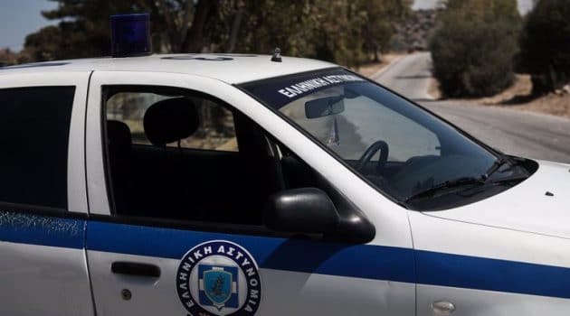 Ναύπακτος: Κατολίσθηση στο Αστυνομικό Τμήμα - Καταπλακώθηκαν δύο περιπολικά - ΦΩΤΟ