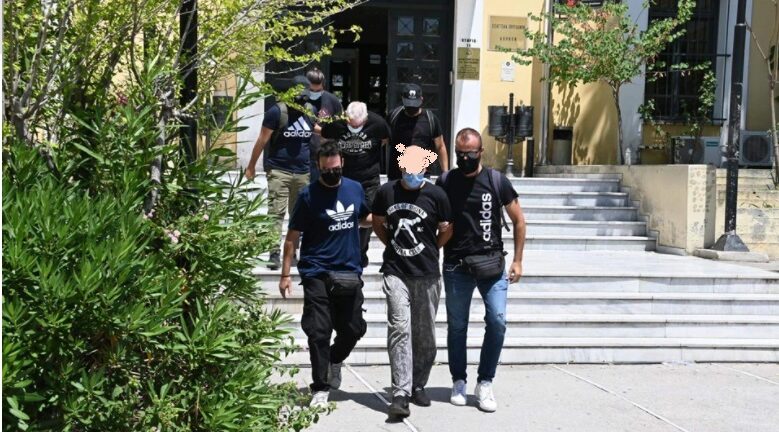 Ηλιούπολη: Με 14 κατηγορίες βαρύνονται ο αστυνομικός και ο πατέρας της 19χρονης