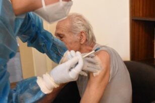 Πάτρα: Ο Κοινωνικός Οργανισμός του δήμου εμβολίασε ηλικιωμένους στα σπίτια τους
