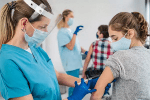 Κορονοϊός: Τι απαντά η Εθνική Επιτροπή Εμβολιασμών για τον εμβολιασμό παιδιών και εφήβων