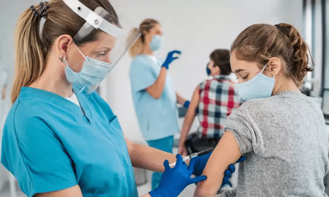 Κορονοϊός: Τι απαντά η Εθνική Επιτροπή Εμβολιασμών για τον εμβολιασμό παιδιών και εφήβων
