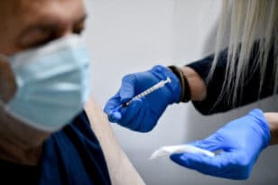 Κορονοϊός: Ξεκινάνε τον Οκτώβριο οι εμβολιασμοί με τα νέα εμβόλια
