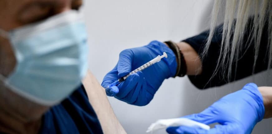 Κορονοϊός: Ξεκινάνε τον Οκτώβριο οι εμβολιασμοί με τα νέα εμβόλια