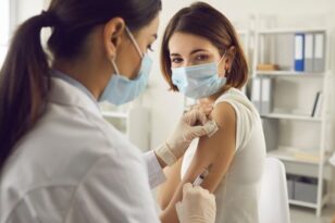 Εμβολιασμό κατά της Covid με τέταρτη δόση για όλους άνω των 30 ετών εισηγείται η Επιτροπή