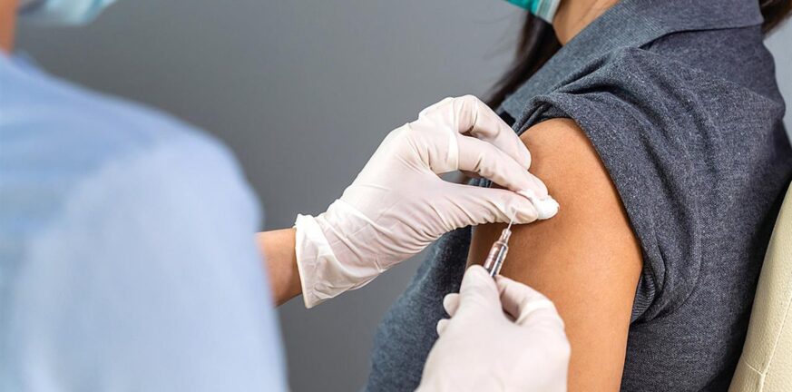 Τι σημαίνει η εμφάνιση της μετάλλαξης Όμικρον για τους διπλά εμβολιασμένους – Η σημασία της 3ης δόσης