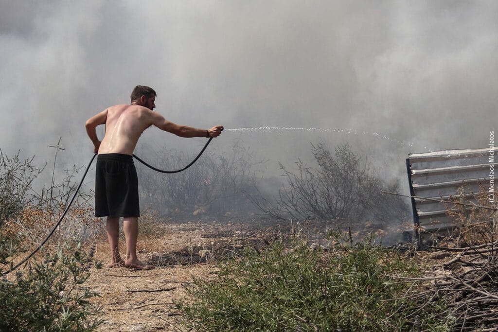ΦΩΤΟΡΕΠΟΡΤΑΖ από τη μεγάλη φωτιά στην Ελεκίστρα - Κάηκαν σπίτια - Αγωνιώδεις προσπάθειες Πυροσβεστών και κατοίκων