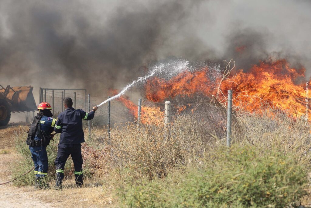 ΦΩΤΟΡΕΠΟΡΤΑΖ από τη μεγάλη φωτιά στην Ελεκίστρα - Κάηκαν σπίτια - Αγωνιώδεις προσπάθειες Πυροσβεστών και κατοίκων