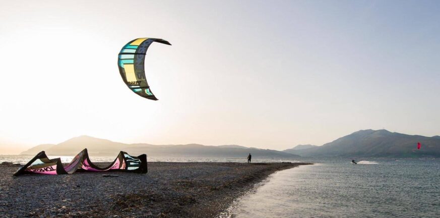 Ρίο - Αντίρριο: Κινητοποίηση για kite-surfer - Έπεσαν πρόστιμα από το Λιμενικό