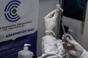 Ασκληπειό Βούλας: Γιατρός, φέρεται να έκανε "εικονικά" εμβόλια ενώ τα πετούσε στα σκουπίδια ΒΙΝΤΕΟ