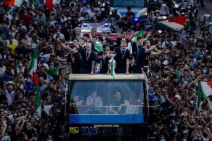 Τουρ της Εθνικής Ιταλίας στη Ρώμη με ανοικτό λεωφορείο