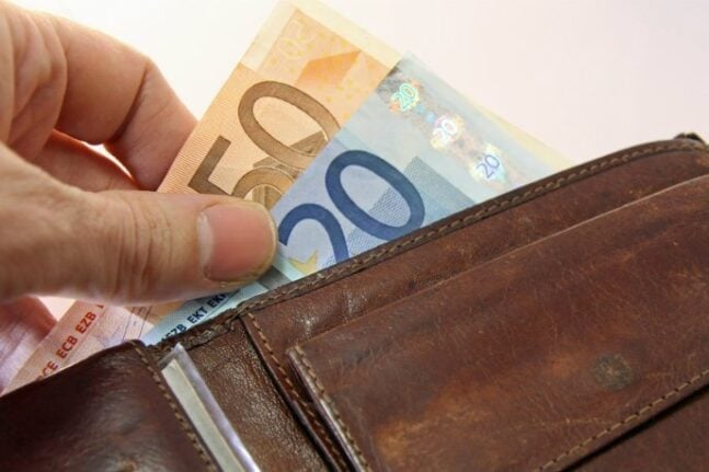 Ηλεία: Στην «αγκαλιά» της ΕΛΑΣ - Έκλεψαν πορτοφόλι με 400 ευρώ