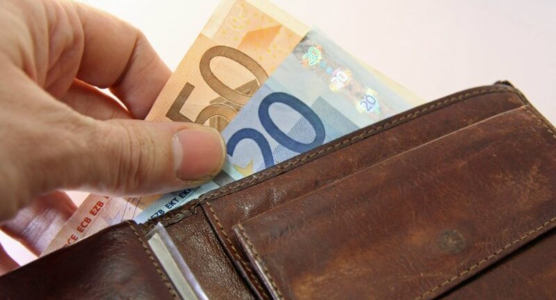 Πιερία: Νεαρές κοπέλες βρήκαν πορτοφόλι με χιλιάδες ευρώ και το παρέδωσαν