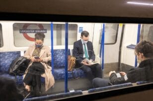 Βρετανία: Παραμένει υποχρεωτική η χρήση μάσκας στο μετρό του Λονδίνου