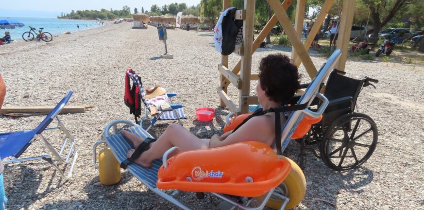 Αιγιάλεια: "Πεταμένο" αναπηρικό αμαξίδιο επέστρεψε σε παραλία για ΑμεΑ λουόμενους