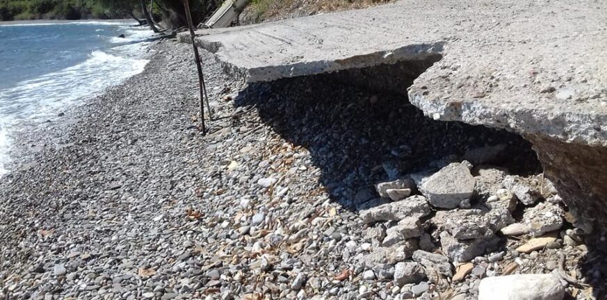 Αιγιάλεια - Ροδοδάφνη: Ακόμα ένα τσιμεντένιο τμήμα κατέρρευσε στην παραλία