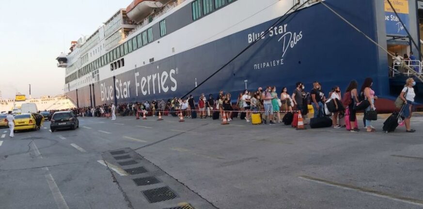 Λιμάνι Πειραιά: Μεγάλες ουρές στα καράβια για Κυκλάδες