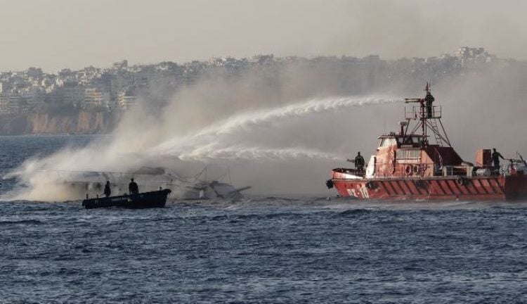 Ζάκυνθος: Φωτιά σε βάρκα και επέμβαση Λιμενικού-Πυροσβεστικής
