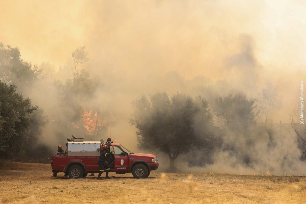 "Μάχη" Πυροσβεστών από γη και αέρος στη φωτιά των Συχαινών - ΦΩΤΟ