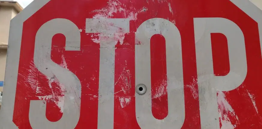 Ναύπακτος: ΙΧ παραβίασε STOP - Αυτοκίνητο «βρέθηκε» μέσα σε φούρνο ΒΙΝΤΕΟ