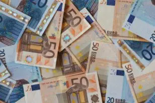 Βέλγιο: Οδηγός πέταξε από το παράθυρο χιλιάδες ευρώ – Γέμισαν χρήματα δρόμοι της Αμβέρσας