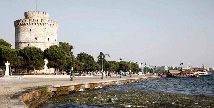 Αποκρουστικό θέαμα στην παραλία της Θεσσαλονίκης - Γέμισε φύκια και σκουπίδια ο Θερμαϊκός