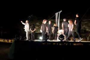 Αιγείρα: Πλήθος κόσμου στη θεατρική παράσταση «Οι τόποι είναι ήχοι» στο Αρχαίο θέατρο ΦΩΤΟ