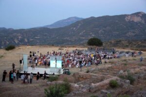 Αιγείρα: Πλήθος κόσμου στη θεατρική παράσταση «Οι τόποι είναι ήχοι» στο Αρχαίο θέατρο ΦΩΤΟ