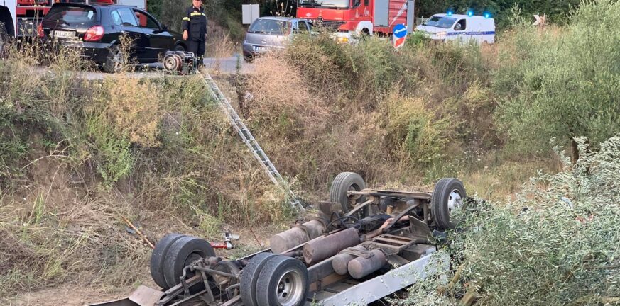 Εκτροπή φορτηγού στο Σχίνο Αγρίνιου - Σοβαρά τραυματίας ο οδηγός
