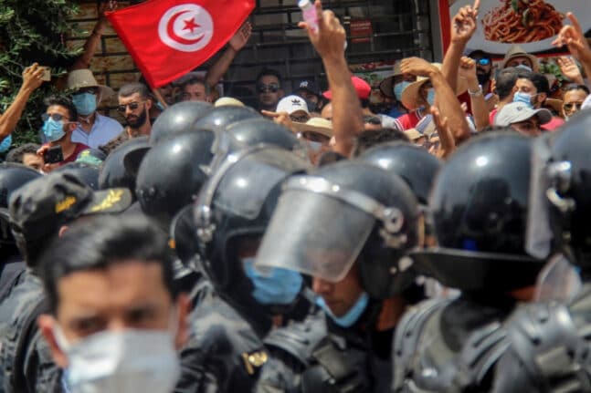 Τυνησία: Ο στρατός στο κοινοβούλιο και καταγγελίες για «πραξικόπημα»